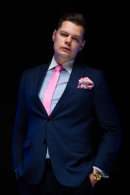 Yakışıklı delikanlı elleri cebinde kameraya bakıyor