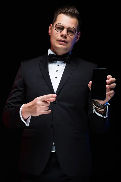 Modern Smartphone Tutan Takım Elbiseli Genç Yakışıklı Adam — Stok fotoğraf