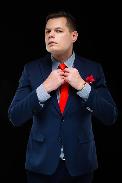 Junger Gutaussehender Mann Eleganten Anzug Mit Verstellbarer Krawatte — Stockfoto