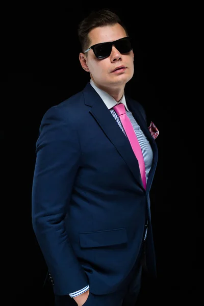 Junger Gutaussehender Mann Schicken Anzug Und Sonnenbrille — Stockfoto