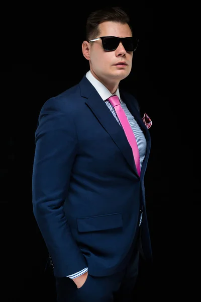 Junger Gutaussehender Mann Schicken Anzug Und Sonnenbrille — Stockfoto