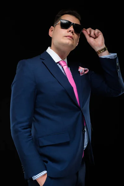 Junger Hübscher Mann Anzug Mit Rosa Krawatte Posiert — Stockfoto