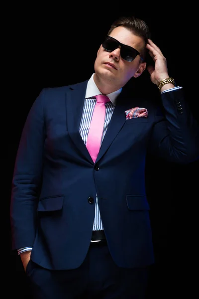 Junger Trendiger Mann Mit Stylischer Sonnenbrille Auf Schwarzem Hintergrund — Stockfoto