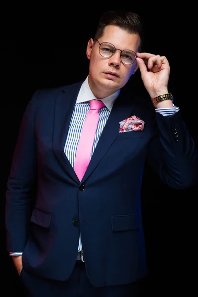 Junger Gutaussehender Mann Schicken Anzug Und Brille — Stockfoto