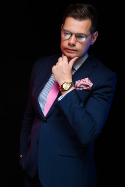 Genç yakışıklı adam eliyle çenesini üzerinde düşünme