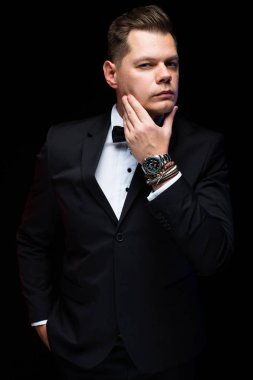 Yakışıklı delikanlı elini çenesine üzerinde tutarak 