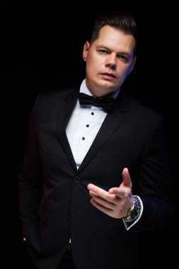 Takım elbise ve kravat koyu arka planı poz yakışıklı delikanlı 