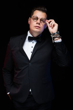 Takım elbise ve kravat koyu arka planı poz yakışıklı delikanlı 