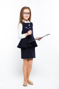 Sevimli küçük kız notlar içinde clipboard yapma 