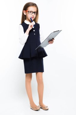 Sevimli küçük kız notlar içinde clipboard yapma 