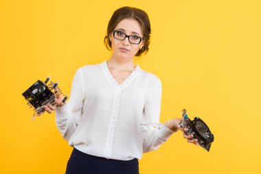 Bilgisayar ayrıntıları tutan genç esmer kadın 