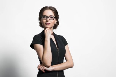 Beyaz arka plan üzerinde izole gözlük kendine güvenen genç esmer kadın 