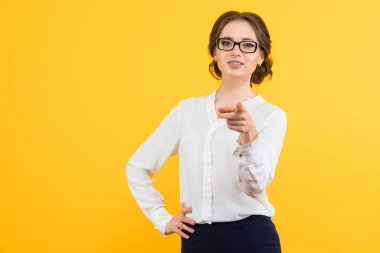 Genç esmer kadın onun parmak kamera işaret