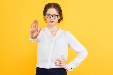 Dur jest gösterilen genç esmer kadın 