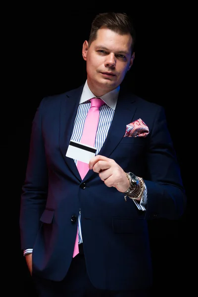 Ung Vacker Man Håller Kreditkort — Stockfoto