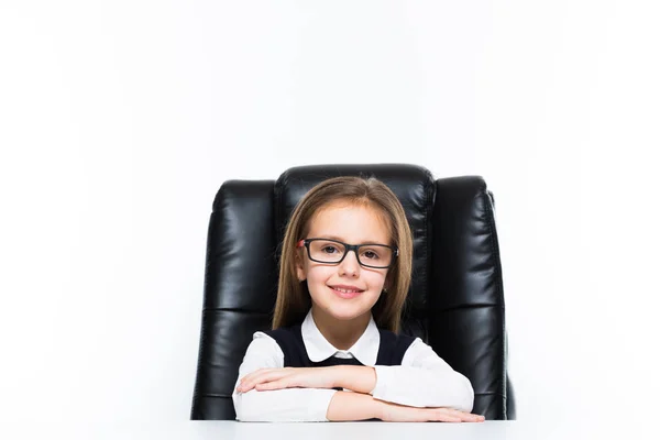 Carino Bambina Seduta Poltrona Pelle Nera — Foto Stock