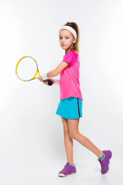 Gadis Kecil Lucu Bermain Tenis Terisolasi Latar Belakang Putih — Stok Foto