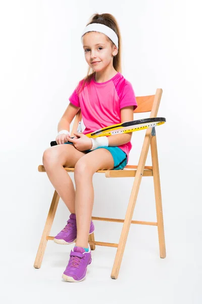 Cute Little Tenisista Siedząc Drewnianym Krześle Uśmiecha Się Kamery — Zdjęcie stockowe