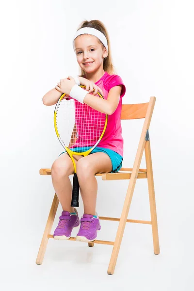 Carino Bambina Seduta Sulla Sedia Tenendo Racchetta Squash — Foto Stock