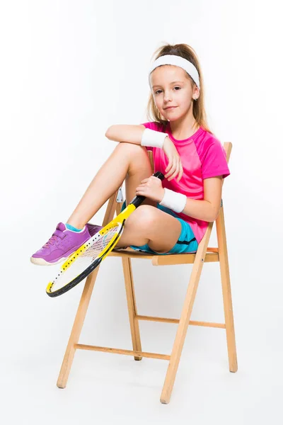 Carino Bambina Seduta Sulla Sedia Tenendo Racchetta Squash — Foto Stock
