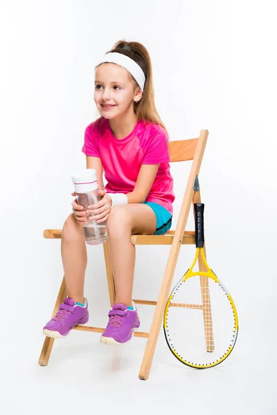 可爱的小网球手坐在木椅上 捧着一瓶水 — 图库照片