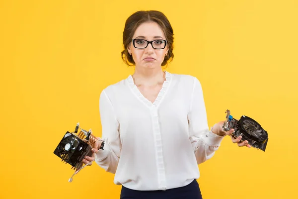 Jonge Brunette Vrouw Houden Computer Details — Stockfoto