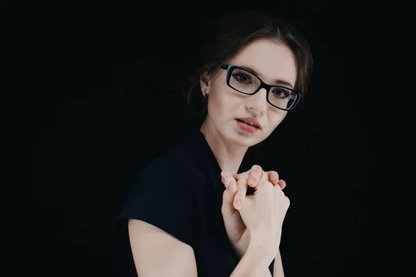 Retrato Una Joven Morena Gafas Posando Sobre Fondo Oscuro — Foto de Stock