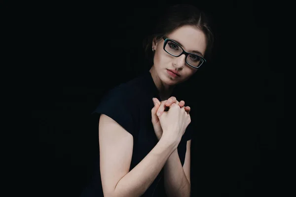 Porträtt Ung Brunett Kvinna Glasögon Poserar Mot Mörka Studio Bakgrund — Stockfoto