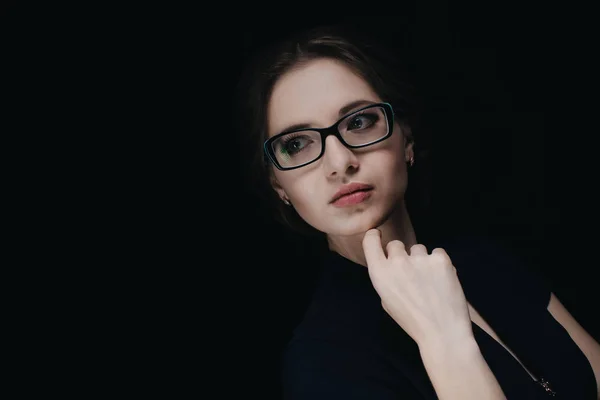 Retrato Una Joven Morena Gafas Posando Sobre Fondo Oscuro — Foto de Stock