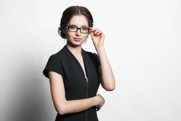 Αυτοπεποίθηση Μελαχρινή Νεαρή Γυναίκα Γυαλιά Που Απομονώνονται Λευκό Φόντο — Φωτογραφία Αρχείου