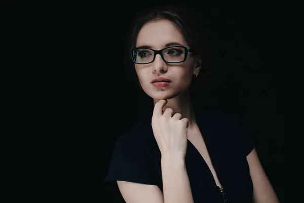 Portret Van Jonge Brunette Vrouw Brillen Poseren Tegen Donkere Studio — Stockfoto