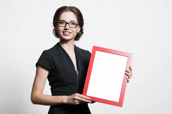 Jonge Brunette Vrouw Leeg Frame Houden Tegen Lichte Achtergrond — Stockfoto