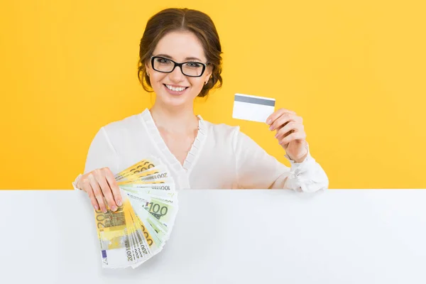 Young Brunette Woman Holding Credit Card Euro Banknotes — Stock Photo, Image