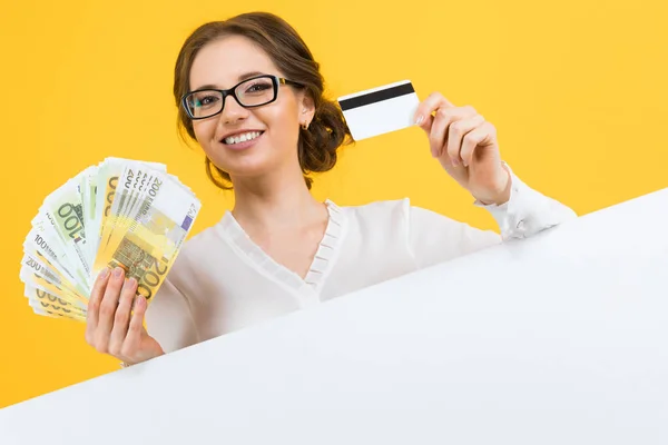 Young Brunette Woman Holding Credit Card Euro Banknotes — Stock Photo, Image