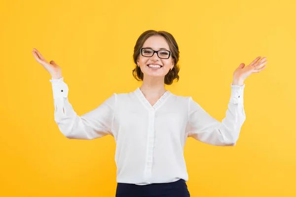 Enthousiast Jonge Brunette Vrouw Gele Achtergrond — Stockfoto