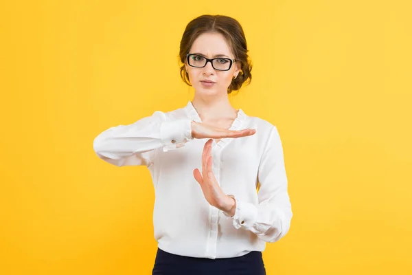 Joven Morena Mostrando Tiempo Espera Gesto — Foto de Stock