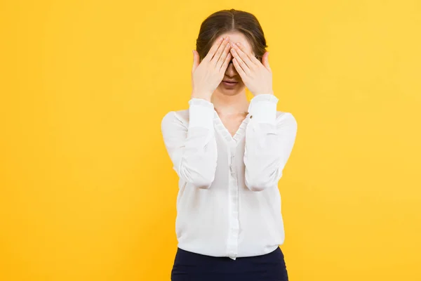 Jonge Brunette Vrouw Haar Gezicht Verbergen — Stockfoto