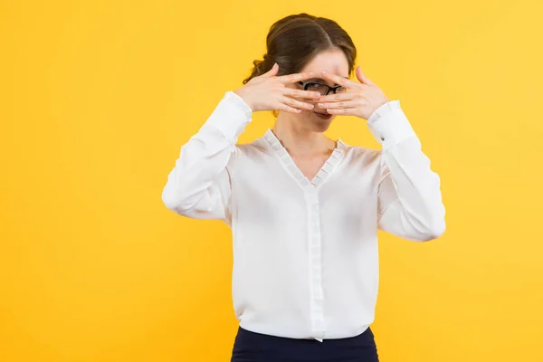 Jonge Brunette Vrouw Haar Gezicht Verbergen — Stockfoto