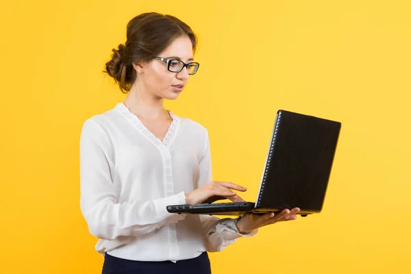 Jovem Morena Segurando Laptop Moderno — Fotografia de Stock