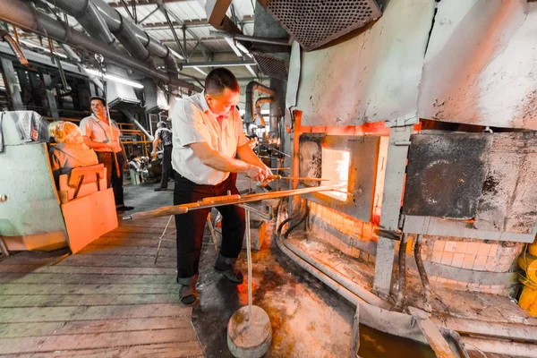 Doświadczeni Pracownicy Starannie Używając Piece Topienia Szkła Fabryce — Zdjęcie stockowe