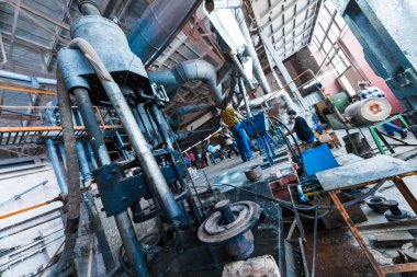 Çalışma işlemi sırasında farklı ekipman ile cam fabrikasında çalışan insanlar