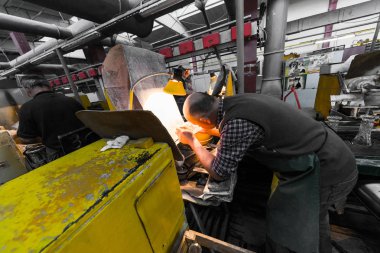 Cam Fabrikası'nda detay çalışmaları yapan erkek