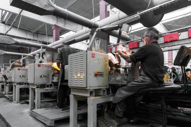 Cam Fabrikası'nda çalışan açışında meşgul erkekler