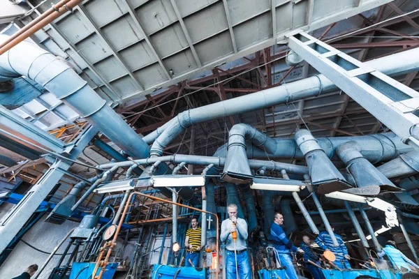 Deneyimli işçi cam objeler cam fabrikası'nda en iyi yaptığın için çaba sarf