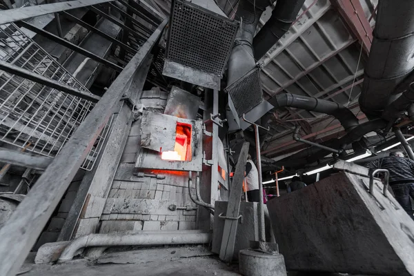 ガラス工場で溶解炉の底面図 — ストック写真
