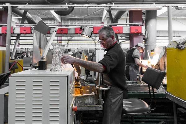 Männer Stellen Glasfabrik Verschiedene Kristallgläser Her — Stockfoto