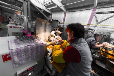 Kalıplama makineleri cam fabrikası'nda çalışan kadınlar