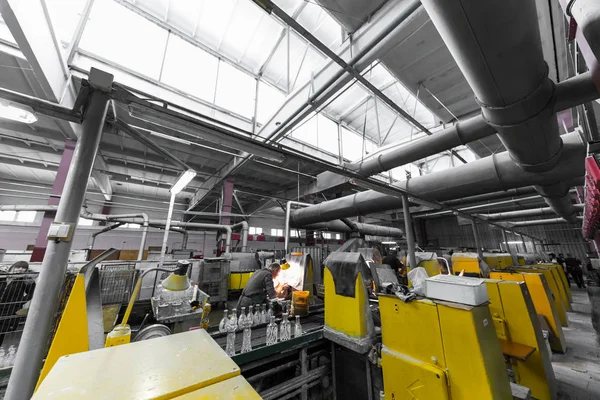 Homem Trabalhando Máquina Moldagem Fábrica Vidro — Fotografia de Stock