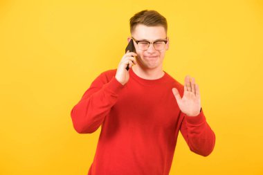 Smartphone ile konuşmak ve mimik yakışıklı sarışın adam