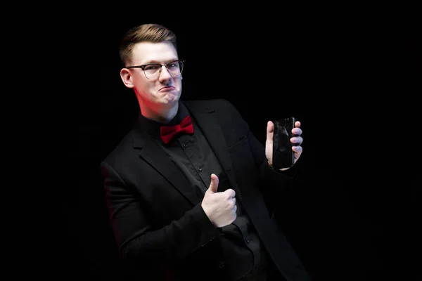 Elegante Hombre Rubio Mostrando Teléfono Inteligente Sobre Fondo Negro Haciendo — Foto de Stock